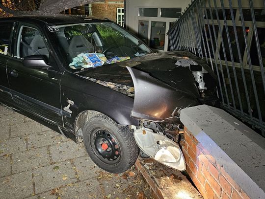 Z ogromną siłą uderzył w bramę przedszkola. Policja szuka kierowcy