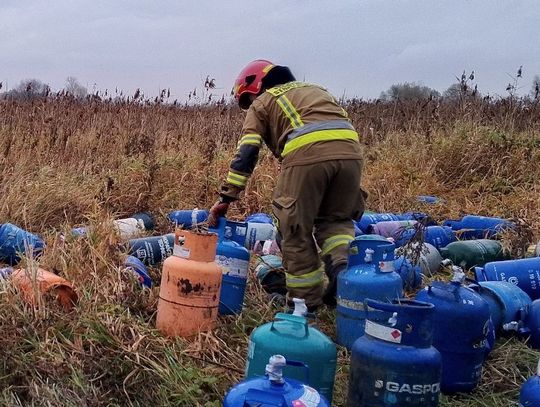 Z promilami i butlami gazowymi. Kurs zakończył w rowie