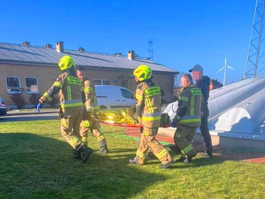Z wysokości runął na beton. Pracownik spadł z dachu podczas pracy
