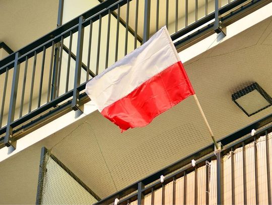 Na pewno o tym nie wiedziałeś! Za niechlujne wywieszenie flagi dostaniesz mandat