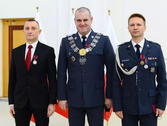 Za szkolenie kadr i profesjonalizm. Rektor ze Srebrnym Krzyżem Zasługi