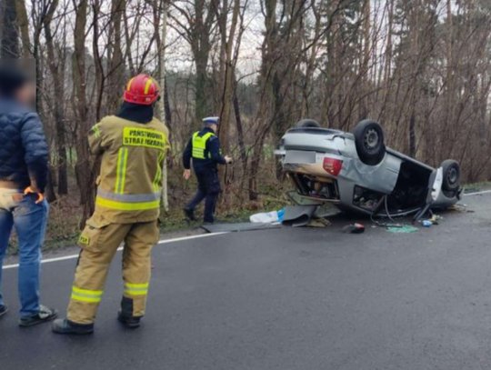 Za szybko i w drzewo. Młoda kobieta straciła panowanie nad Audi i dachowała Za szybko i w drzewo. Młoda kobieta straciła panowanie nad Audi i dachowała