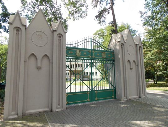 Zabytkowa brama pałacowa odzyskała dawny blask