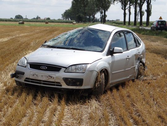 Zajechał drogę audi, wpadł do rowu i dachował ZDJĘCIA