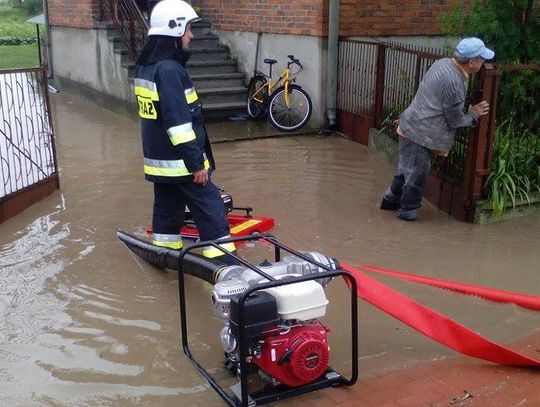 Zalane posesje, piwnice i ulice. Dziś znowu może zagrzmieć i padać ZDJĘCIA