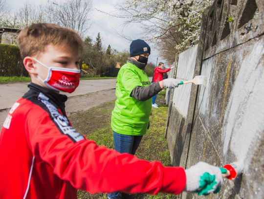 Zamalowali wulgaryzmy i zebrali tony opadów - wiosenne sprzątanie w Ostrowie Wielkopolskim