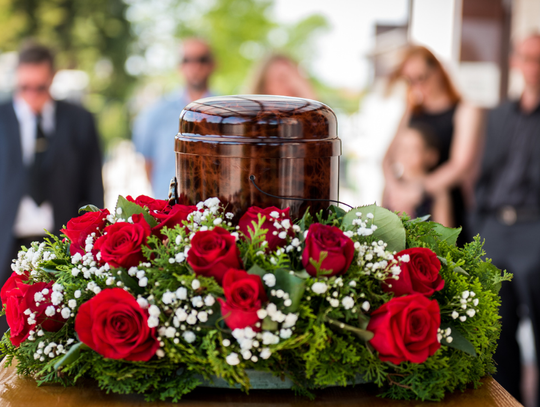 Zamiast chować bliskiego na cmentarzu, rozsypiesz jego prochy