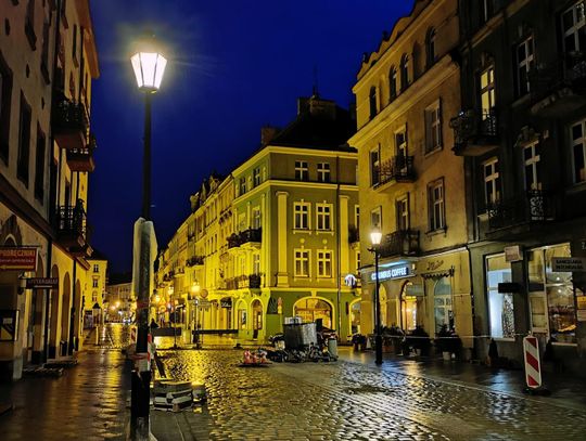 Zamkowa w nowym świetle. Wzdłuż ulicy stanęły latarnie Calisia ZDJĘCIA