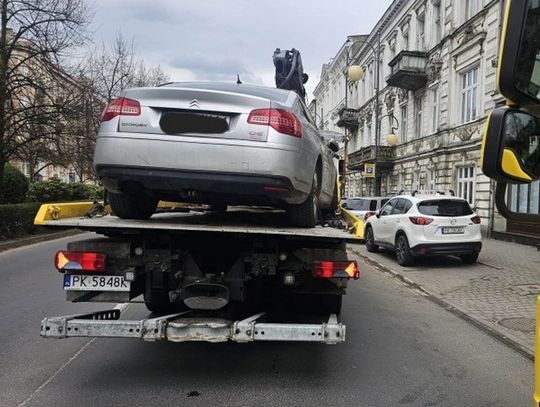 Zaparkowała w bramie i sobie poszła. Gdy wróciła auta nie było