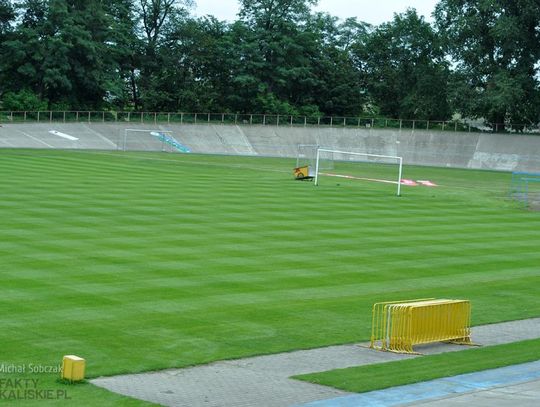 Zasada 6+1 i bez dzielenia boisk na mniejsze. Od poniedziałku kluby sportowe mogą wrócić na stadiony