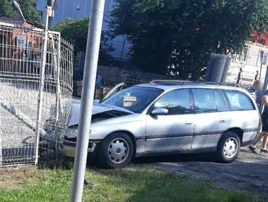 Zasłabł za kierownicą. Staranował samochód i wjechał w płot ZDJĘCIA