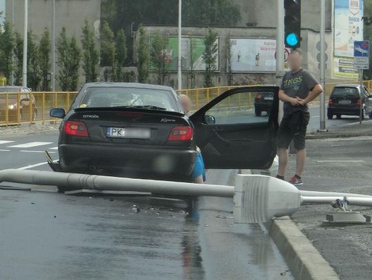 Zasłabła za kierownicą i uderzyła w latarnię ZDJĘCIA