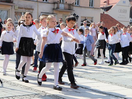 Zatańczą poloneza na Stadionie Miejskim. Czy kaliszanie pobiją rekord Polski w liczbie tańczących par?