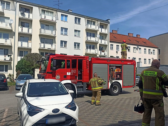 Zatrzaśnięte drzwi, a w środku małe dziecko. Matka nie mogła dostać się do malucha!