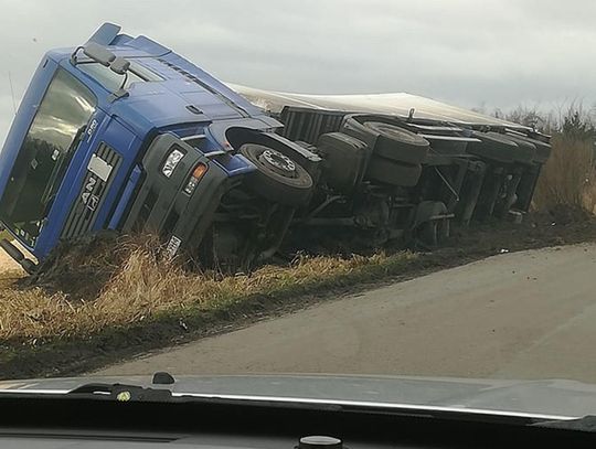 Zbiersk Kolonia: ciężarówka w rowie ZDJĘCIA