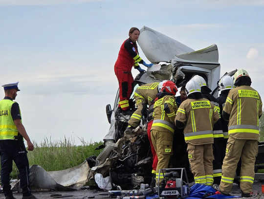 Zderzenie 3 dużych pojazdów. 2 osoby poważnie ranne