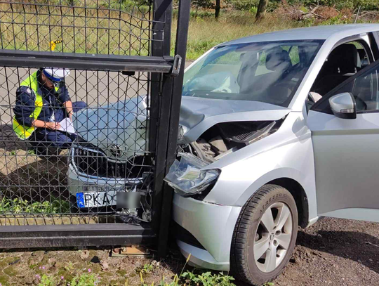 Jedna wyprzedzała, druga skręcała. Zderzenie auta z motocyklem