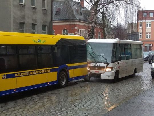 Zderzenie autobusów kaliskiego i ostrowskiego. 3 osoby poszkodowane ZDJĘCIA