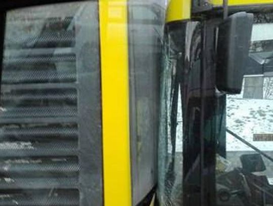 Zderzenie autobusów KLA. Kierowca „zagapił się” ZDJĘCIA