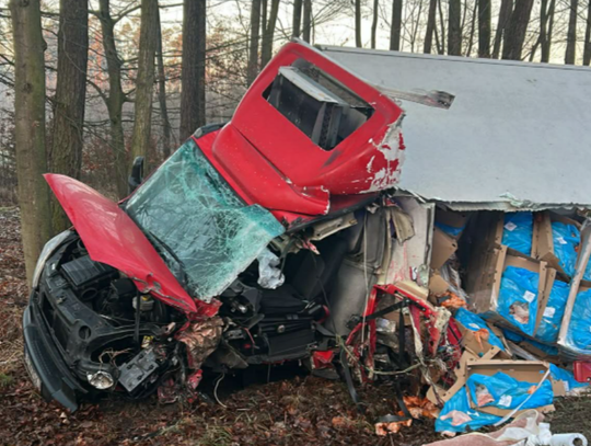Zderzenie busa, ciężarówki i osobówki. DK25 całkowicie zablokowana