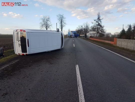 Zderzenie busa z ciężarówką. Mercedes wylądował na boku ZDJĘCIA