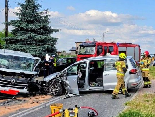 Zderzenie busa z osobówką. Dziecko trafiło do szpitala śmigłowcem!
