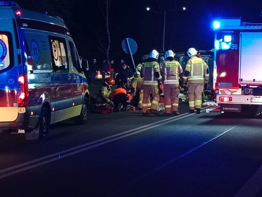 Zderzenie busa z osobówką. Śmiertelny wypadek na trasie Kalisz-Turek