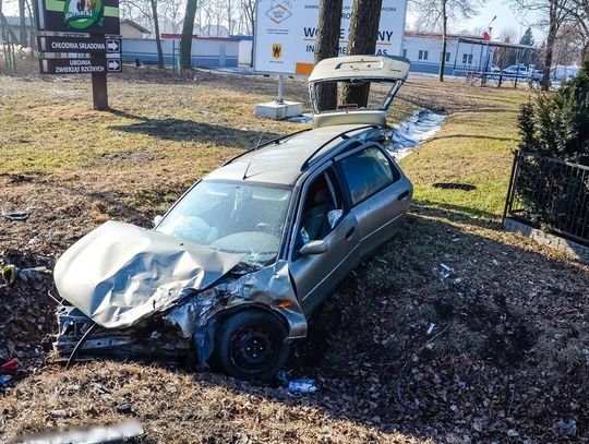 Zderzenie cysterny z osobówką. Wyciekły tysiące litrów oleju opałowego ZDJĘCIA