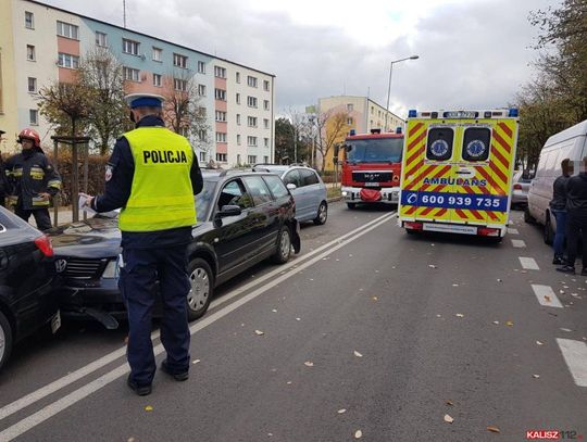 Zderzenie czterech samochodów na ul. Serbinowskiej. Dwie osoby w szpitalu ZDJĘCIA