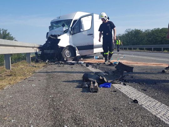 Zderzenie dwóch samochodów i potrącenie człowieka. Wypadek na obwodnicy Ostrowa Wielkopolskiego ZDJĘCIA