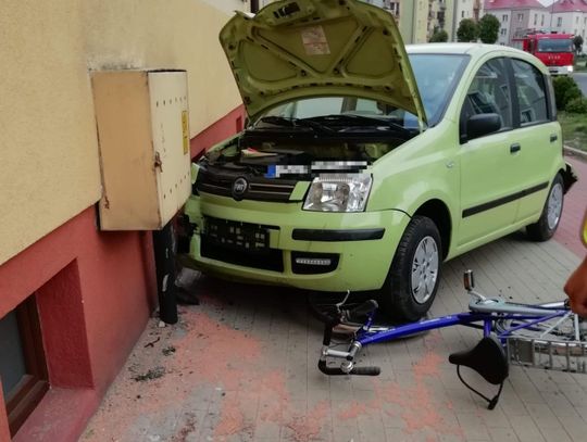 Zderzenie dwóch samochodów i potrącona rowerzystka. Wypadek w Krotoszynie z udziałem 9 osób ZDJĘCIA