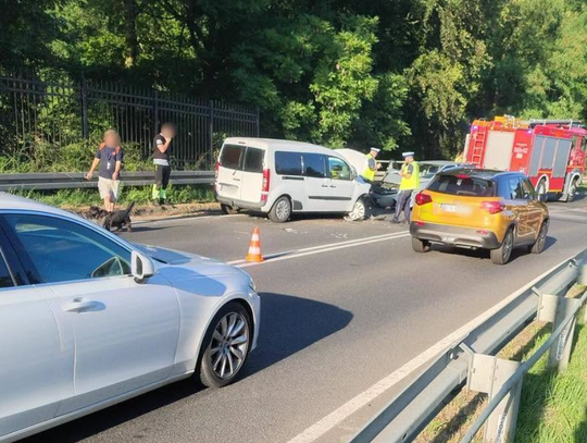 Zderzenie dwóch aut i quada na krajowej „12”. Jedna osoba trafiła do szpitala