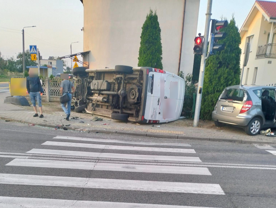 Zderzenie dwóch aut na skrzyżowaniu. Bus przewrócił się na bok