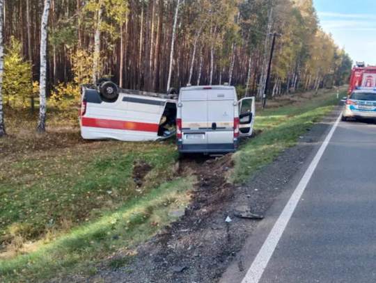 Zderzenie dwóch busów na krajowej ,,11''. Jeden z nich dachował