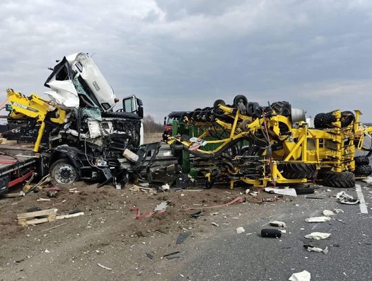 Zderzenie dwóch CIĘŻARÓWEK. Z pojazdów niewiele zostało {ZDJĘCIA} Zderzenie dwóch CIĘŻARÓWEK. Z pojazdów niewiele zostało {ZDJĘCIA}