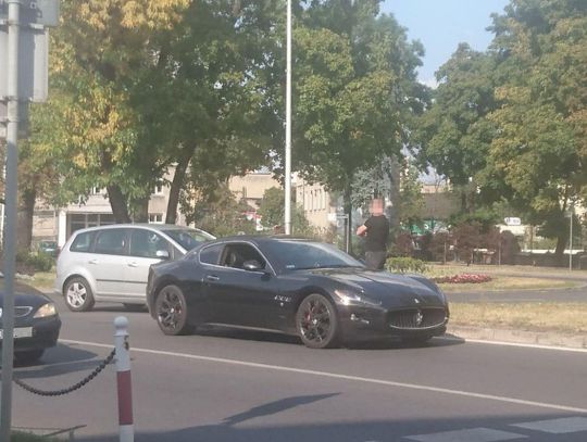 Zderzenie forda z maserati ZDJĘCIA