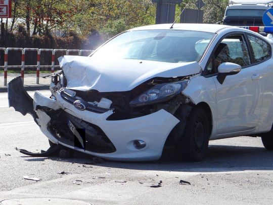 Zderzenie forda z mercedesem ZDJĘCIA