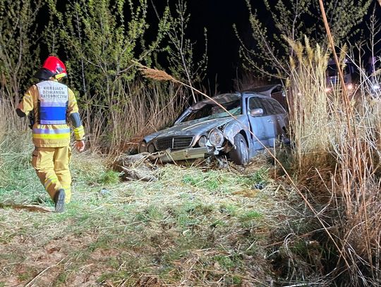 Zderzenie mercedesa z jeleniem. 2 osoby ranne trafiły do szpitala