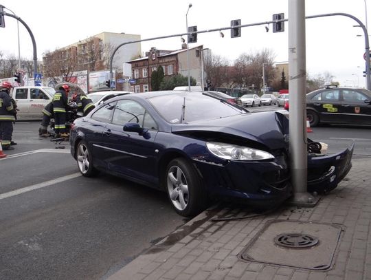 Zderzenie na al. Wojska Polskiego. Piesza cudem uszła z życiem ZDJĘCIA