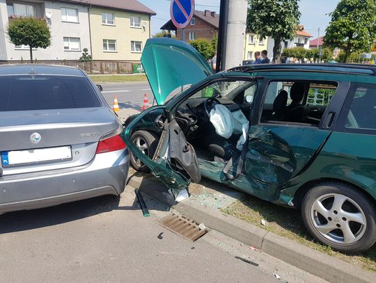 Zderzenie na skrzyżowaniu. Kierowca BMW wymusił pierwszeństwo przejazdu ZDJĘCIA