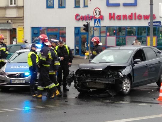 Zderzenie na skrzyżowaniu. Obie kierujące twierdziły, że miały zielone światło ZDJĘCIA