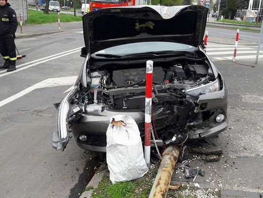 Zderzenie na skrzyżowaniu. Toyota skasowała latarnię, znak i barierki ZDJĘCIA