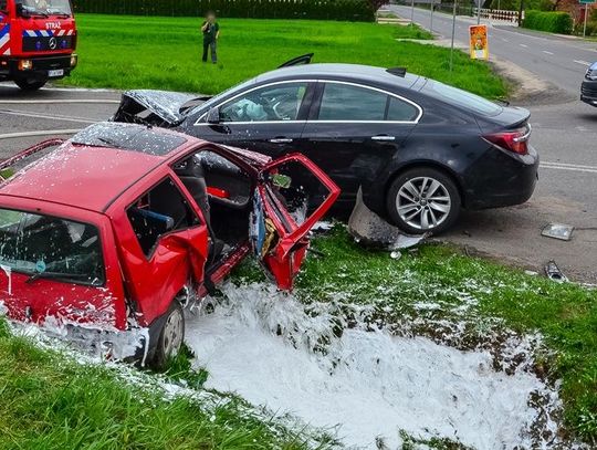 Zderzenie na skrzyżowaniu. Trzy osoby poszkodowane, w akcji śmigłowiec LPR ZDJĘCIA