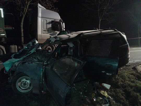 Zderzenie opla z ciężarowym DAF-em. 2 osoby ranne