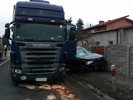 Zderzenie opla z ciężarówką. Dwie osoby w ciężkim stanie ZDJĘCIA