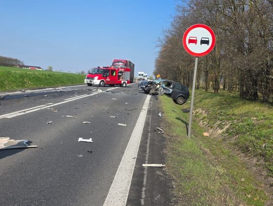 Zderzenie osobówek z ciężarówką. Jedna osoba poszkodowana