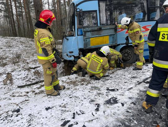 Zderzenie osobówki z autobusem. Jedna osoba w szpitalu