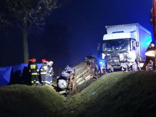 Zderzenie osobówki z samochodem ciężarowym. Jedna osoba nie żyje ZDJĘCIA