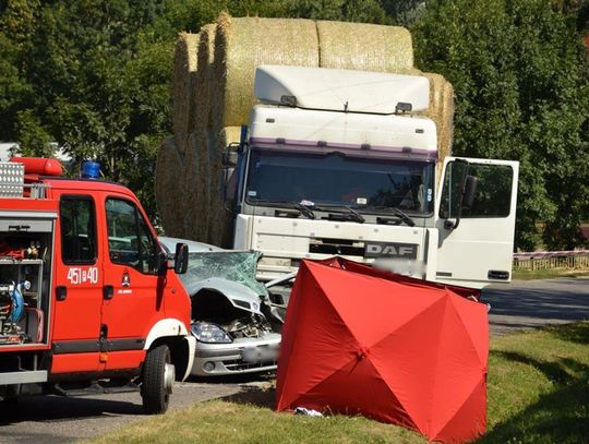 Zderzenie osobówki z samochodem ciężarowym. Nie żyje jeden z kierowców ZDJĘCIA