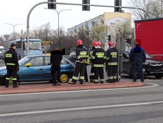 Zderzenie przy Amber. Kolejny kierowca skręcił w lewo, mimo zakazu ZDJĘCIA